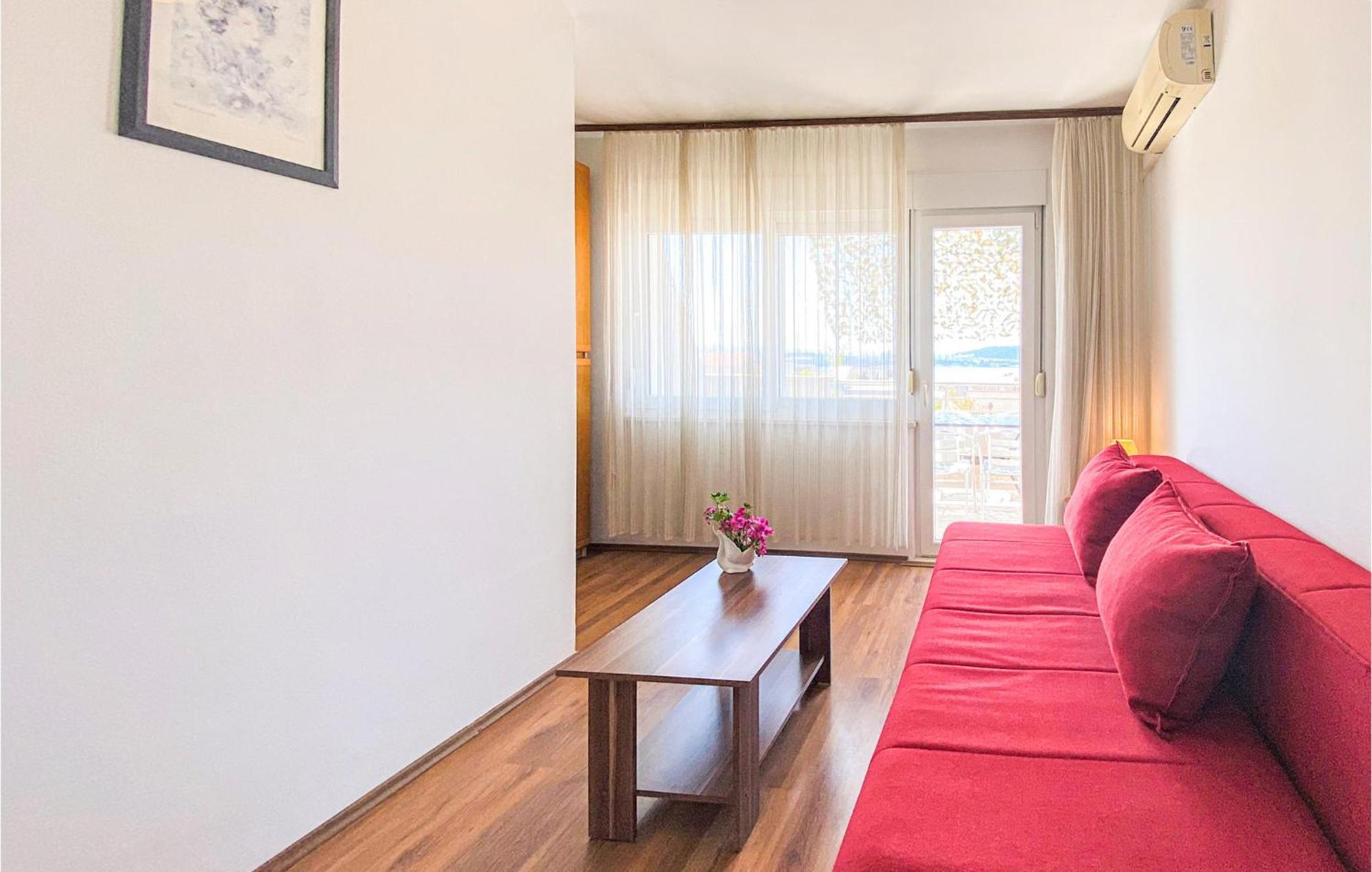 Amazing Apartment In Kastel Sucurac With Kitchen Каштела Экстерьер фото