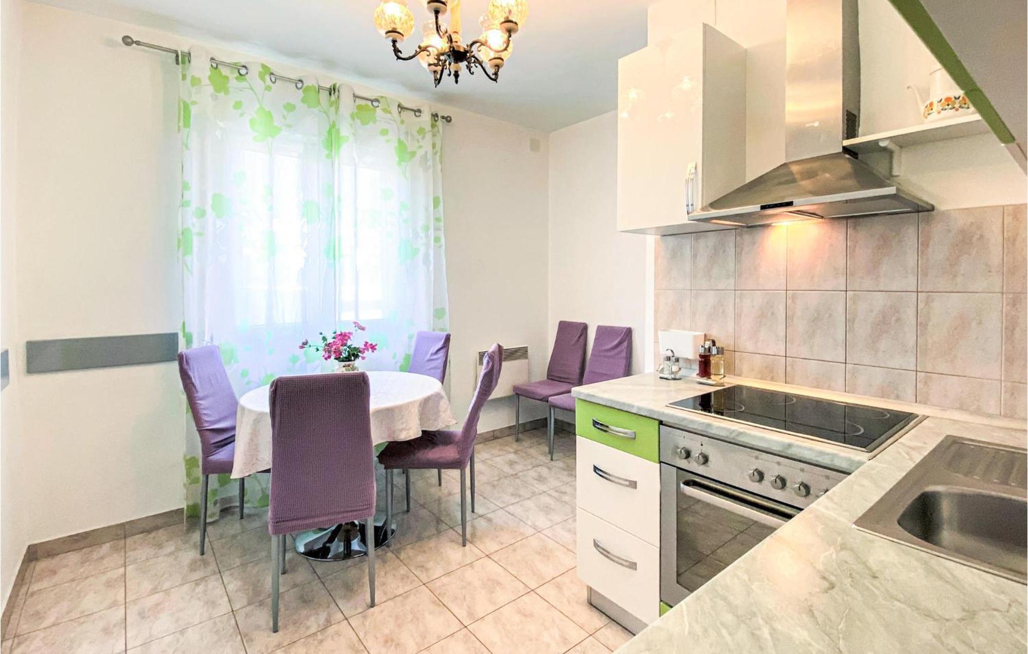 Amazing Apartment In Kastel Sucurac With Kitchen Каштела Экстерьер фото