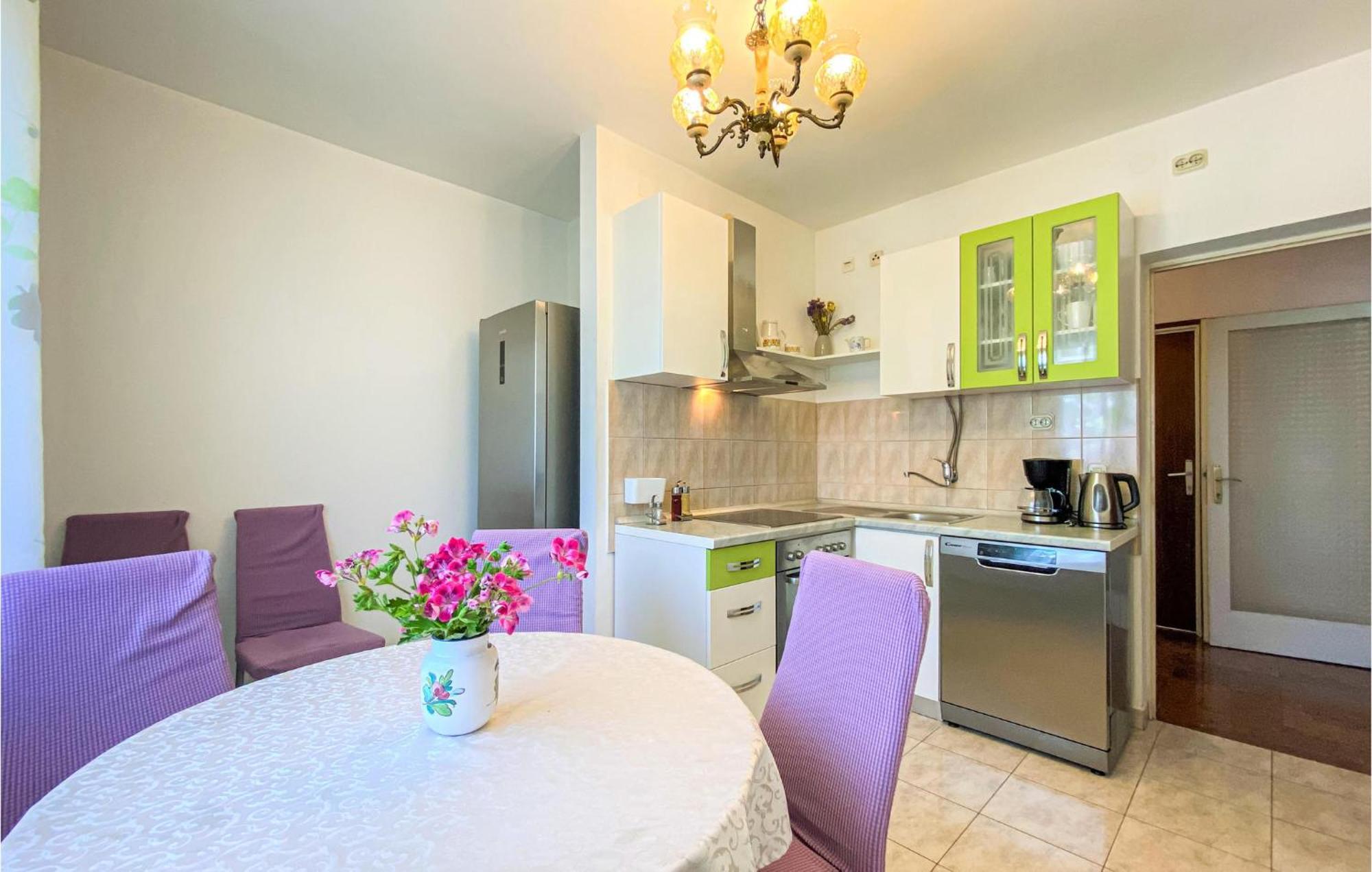 Amazing Apartment In Kastel Sucurac With Kitchen Каштела Экстерьер фото